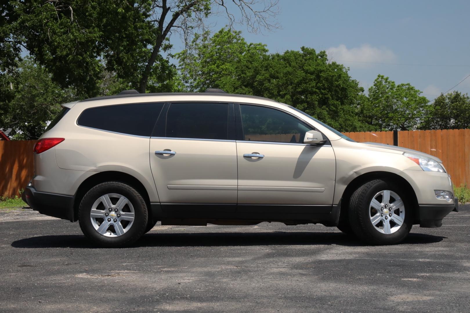 2012 TAN CHEVROLET TRAVERSE LT FWD (1GNKRGED1CJ) with an 3.6L V6 DOHC 24V engine, 6-SPEED AUTOMATIC transmission, located at 420 E. Kingsbury St., Seguin, TX, 78155, (830) 401-0495, 29.581060, -97.961647 - Photo#3